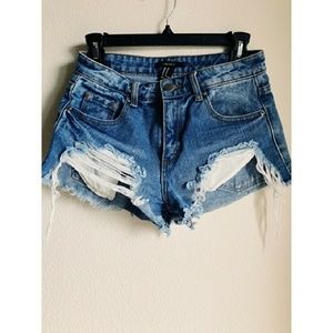 High waisted destroyed jean short